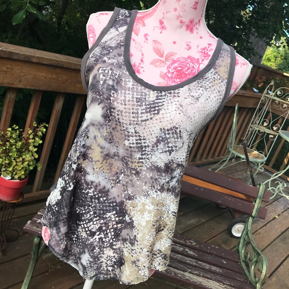 ❤️SOLD🤪 “Left of Center” flowing tank, knit back